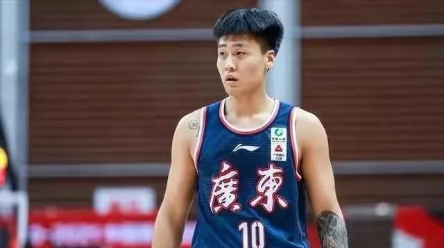 “只需在社交媒体快速搜索，就可以看到对于胡珀的尖酸批评、辱骂和威胁，这是社交媒体非实名的残酷影响，胡珀不应该因为在足球比赛中没有吹罚攻方有利而受到如此可怕的对待。